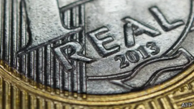 Primer plano de un real, la moneda brasileña.