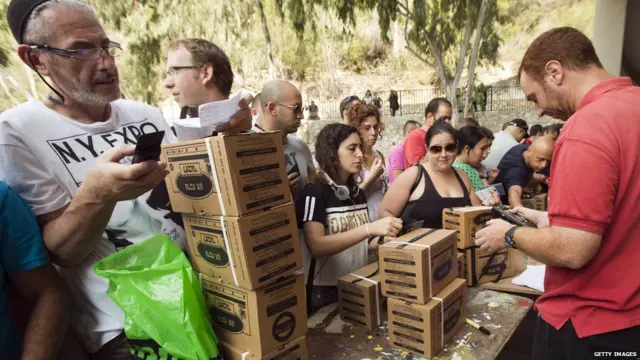 مردم اسرائیل از بیم حمله شیمیایی در صورت وقوع جنگ، ماسک ضد گاز دریافت می کنند.