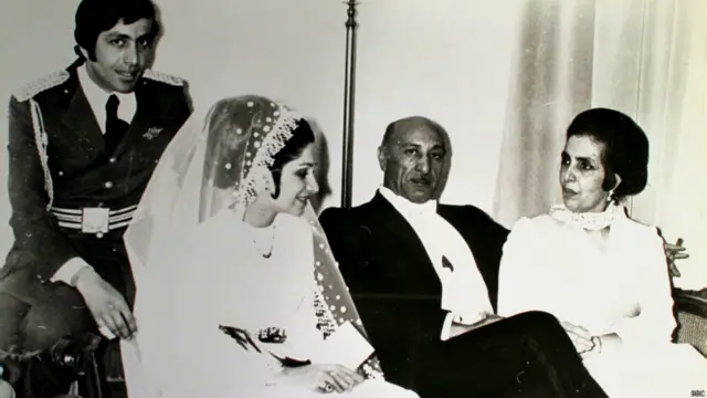 داوود پشتونیار و فاطمه عارف بیگم (پدر و مادر نوال) در اوایل دهه ۱۹۷۰ ازدواج کردند.
ظاهرشاه و ملکه حمیرا در مراسم عروسی پدر و مادر نوال شرکت داشتند.