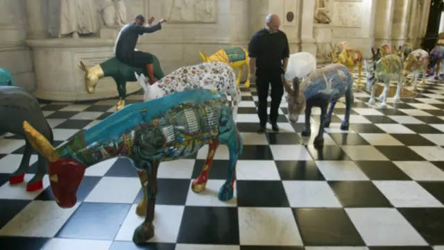 تعد كاتدرائية سانت بول أحد أشهر المعالم السياحية في لندن، كما ترعى إلى جانب دورها الديني العديد من المعارض التي تعبر عن حوار الأديان والتعايش فيما بينها.
