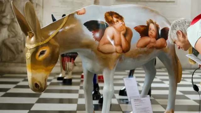 شارك 45 فنانا مصريا وآخرين من جنسيات مختلفة في الرسم على الحمير الزجاجية التي صممها الفنان المصري رضا عبدالرحمن للعرض الذي جاب العاصمة المصرية معبرا عن التعايش بين الأديان وتطورات الأحداث في مصر.