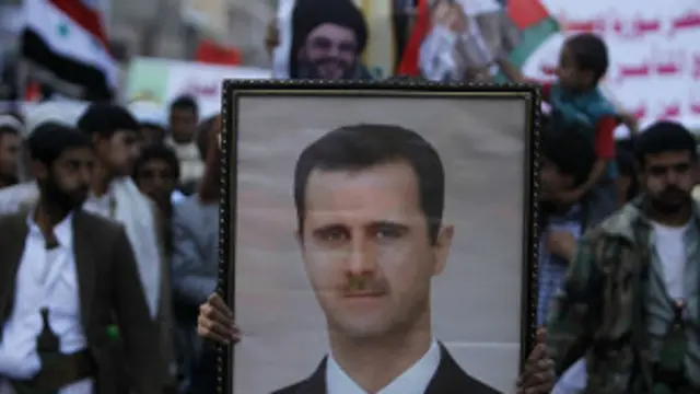 صدر بشار الاسد کے وفادار مختلف نقطۂ نظر رکھتے ہیں وہ مداخلت کو حملہ آوروں کی جانب سے ایک جارحیت کا اقدام تصور کرتے ہیں