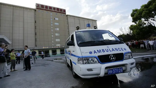 上海宝山液氨泄漏事故现场一辆救护车开走（31/8/2013）