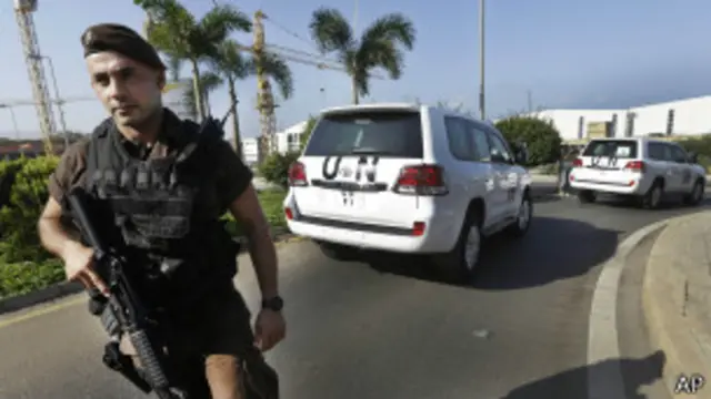 Efectivo militar frente a automóviles de la ONU