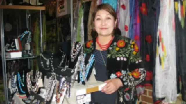 Ишкер айым Гүлсара Девистин зергер буюмдарынын көргөзмөсү Лондондо жылда болуп турат. 