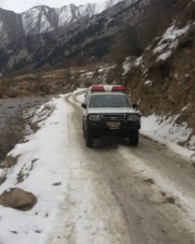 دغه شمېر خلک د خوراکي توکيو د لږوالي او ګرانوالي لامل د کونړ نورستان د لويې لارې تړل کېدل په ګوته کوي.