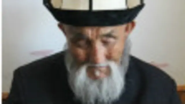 Залкар манасчы 2014-жылы дүйнө салып, киндик каны тамган Ат жайлоого жакын жерде түбөлүк жай тапкан.