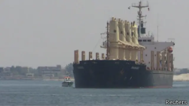 تعد قناة السويس ممرا مهما بالنسبة لحركة التجارة العالمية. 