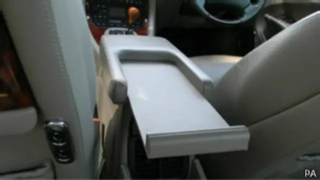 ВыдвижнаВыдвижная подставка для дамской сумочки в автомобиле королевы Елизаветы II