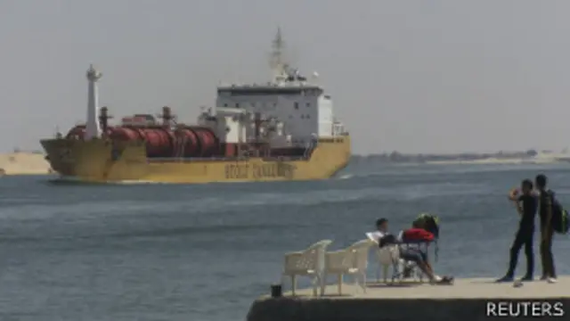 埃及伊斯梅利亞港旁一些遊客以通過蘇伊士運河的輪船為背景拍照(13/6/2013)