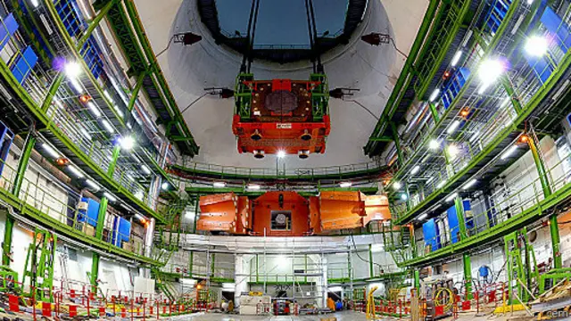 CMS و پوشش محافظ نصب شده بر روی میز، در حال انتقال به محل استقرارش که در عمق ۱۰۰ متری زمین است