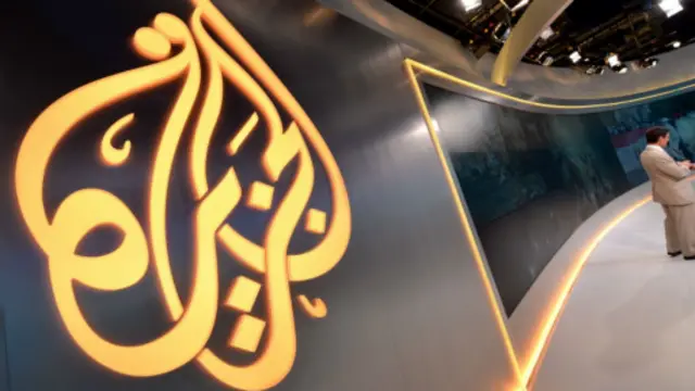 تتهم السلطات المصرية قناة الجزيرة بالانحياز في تغطيتها لمصلحة جماعة الإخوان المسلمين.
