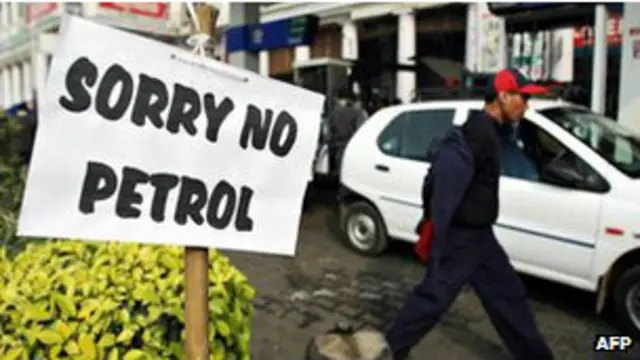 سیاستدانوں کے ارد گرد اتنی سکیورٹی ہوتی ہے کہ انہیں شاید یہ معلوم بھی نہ ہو کہ ان ٹرینوں میں دوسرے لوگ بھی سفر کرتے ہیں!