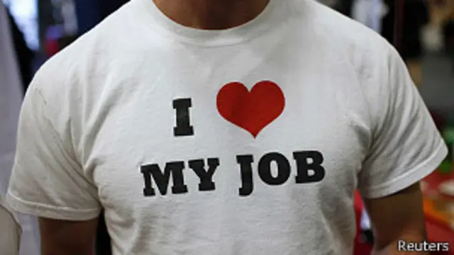 Hombre con camiseta de trabajo. Foto de archivo