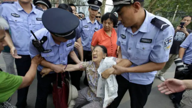 妇女在法院外被警察拖走