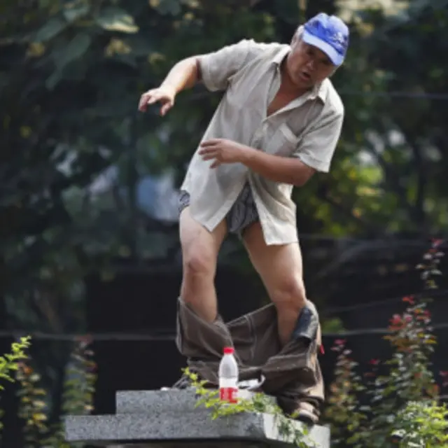 薄熙来公审期间，8月22日，一老汉在法院外陈述冤情,老汉最后扒掉裤子抓镜头