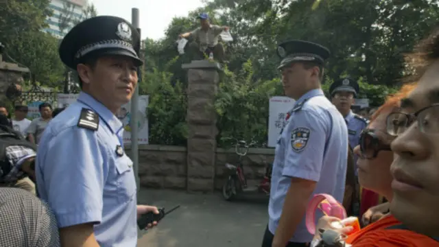 一老汉在法院外陈述冤情