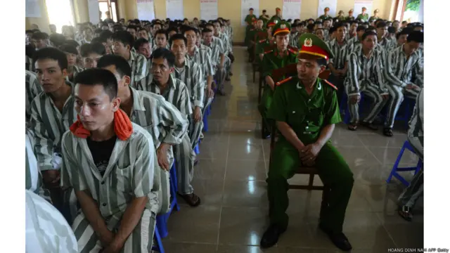 Tù nhân tại nhà tù Hoàng Tiến, Hải Dương, nghe đọc quyết định của Chủ tịch nước Trương Tấn Sang đặc xá cho 15.446 tù nhân, trong đó có 1.842 phụ nữ, vào dịp Quốc khánh, 2/9.