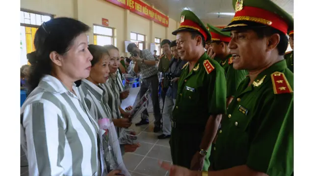 Tướng Lê Quý Vương (giữa), Thứ trưởng Bộ Công an nói chuyện với tù nhân nữ sau khi trao giấy chứng nhận đặc xá tại một buổi lễ ở nhà tù Hoàng Tiến, huyện Chí Linh, tỉnh Hải Dương hôm 30/8/2013. 