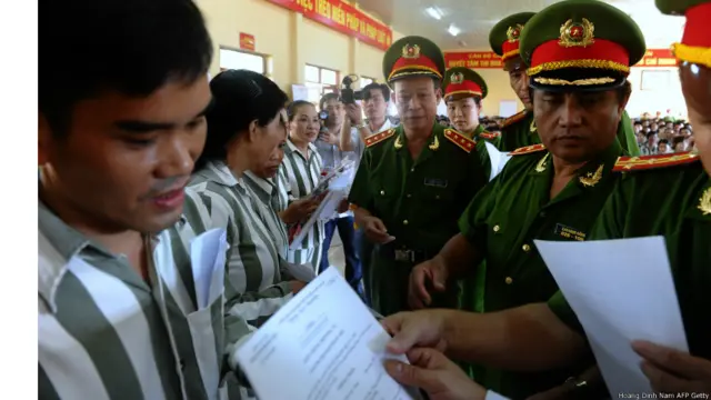 Các tù nhân nam nữ tại nhà tù Hoàng Tiến nhận giấy chứng nhận đặc xá do tướng Lê Quý Vương, Bộ Công an giao tận tay từng người. Không có blogger nào được đặc xá trong đợt này. Việc đặc xá một số lượng lớn tù nhân vẫn được thực hiện hàng năm tại Việt Nam.