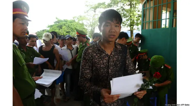 Một trong những tù nhân  rời nhà tù với giấy chứng nhận được đặc xá và cả một bông hồng. Báo chí trích dẫn tổng số tiền mà một số phạm nhân trong số được đặc xá phải chịu hình phạt bổ sung đã được thực hiện lên tới trên 181 tỷ đồng.