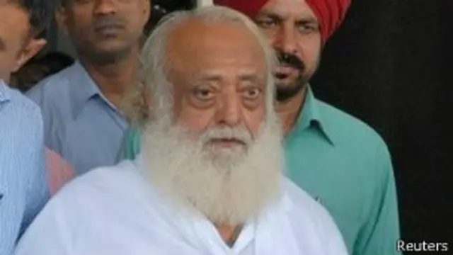 آسارام باپو ایک نابالغ لڑکے کے ساتھ مبینہ جنسی تشدد کے الزام میں پولیس کی تحویل میں ہیں