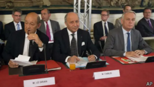 Ministro da defesa Jean-Yves Le Driant (à esq.), chanceler Laurent Fabius (centro) e o premiê Jean-Marc Ayrault (à dir) - foto: AP