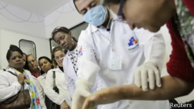 Médicos estrangeiros observam procedimento no Brasil (foto: Reuters)