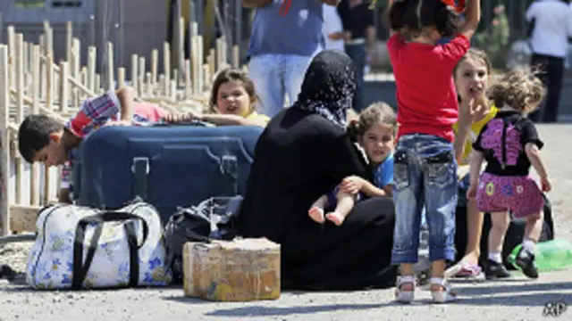 د ملګرو ملتونو د کډوالو چارو اداره خبرداری ورکوي، چې دغه وضعیت د سوریې پر ګاونډیانو له زغمه دروند پېټی ور اچوی چې له امله یې ټوله سیمه د بې ثباتۍ له ګواښ سره مخامخ ده.