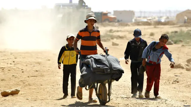 सीरिया में पलायन को मजबूर लोग