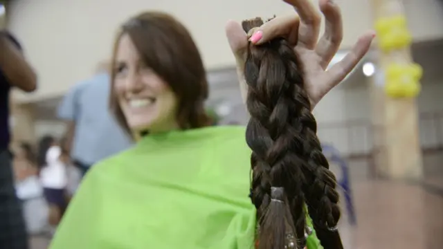 一名委內瑞拉婦女為慈善公益剪掉一頭長髮