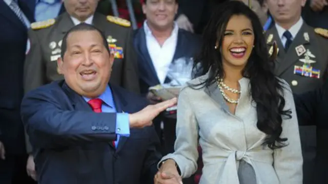 2011年度委內瑞拉美女艾維安•薩克斯獲世界小姐稱號，與前總統查韋斯合影。