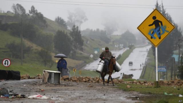 Protestos bloqueiam estrada na Colômbia | Foto: AP