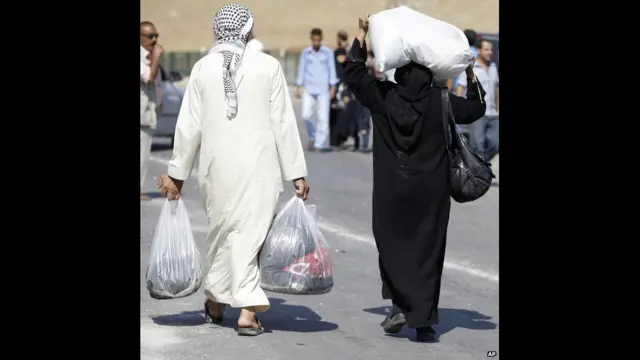 Сирийские беженцы пересекают границу с Турцией.