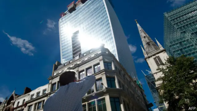 Un hombre se protege del reflejo de luz del rascacielos apodado como Walkie Talkie en Londres