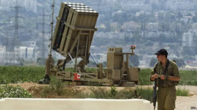 Soldado guarda bateria antiaerea em Haifa, Israel | Foto: EPA