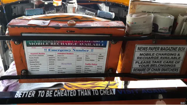 दीपक के ऑटो में अख़बार, फर्ट् एड बॉक्स से लेकर पंखे तक की सुविधा है.