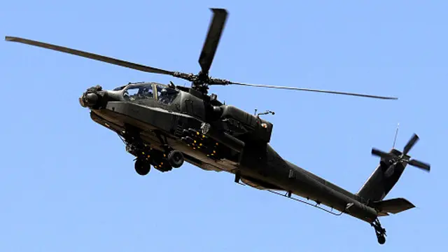 استهدفت طائرات اباتشي مخابئ ومركبات يستخدمها مسلحون بالقرب من بلدة الشيخ زويد شمالي سيناء.