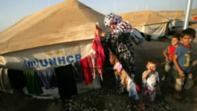 يعيش اللاجئون اوضاعا صعبة في مخيمات اللجوء