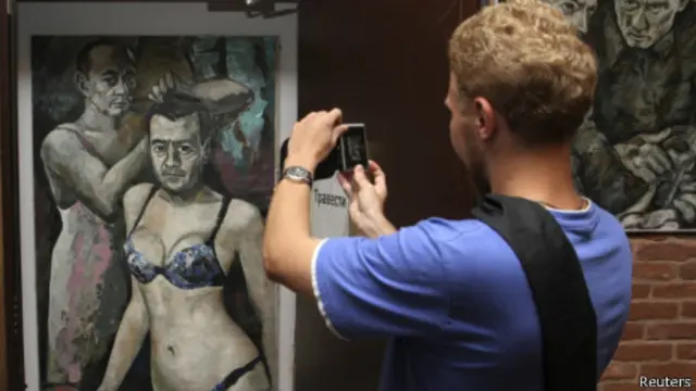 Hombre mirando la pintura de Altunin