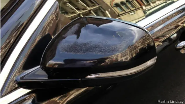 Retrovisor "derretido" del Jaguar