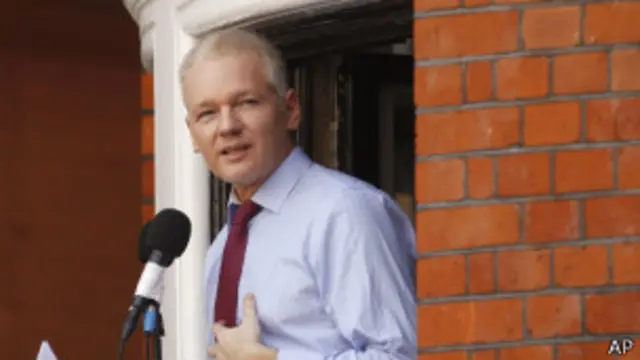 Джулиан Ассанд делает заявление с балкона посольтва Эквадора