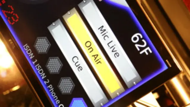 دا مهال په افغانستان شاوخوا نوي تلویزیوني شبکې، یو سل او پنځوس راډیوګانې او سلګونه چاپي رسنۍ فعالیت کوي