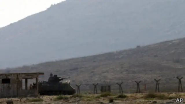 تركيا تؤكد أن الطائرة أسقطت عبر الحدود بعد خرقها المجال الجوي التركي.