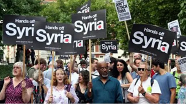 حمله به سوریه در بین شهروندان آمریکایی هم مخالفانی دارد که اعتراض خود را از جمله با تجمعهای خیابانی اعلام کردهاند