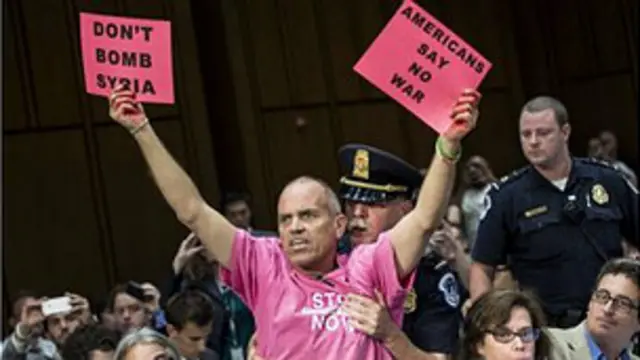 معترضانی از گروه ضد جنگ "وضعیت صورتی" تلاش کردند این جلسه شورای روابط خارجی سنا را به هم بزنند