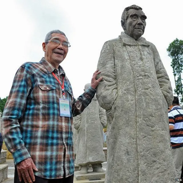 一名中國遠征軍老兵找到自己的雕像（中新社圖片3/9/2013）