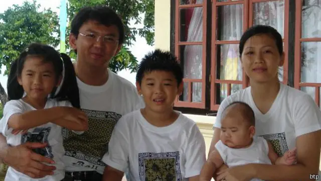 Basuki Purnama dan istri serta ketiga anaknya pada 2006 lalu.