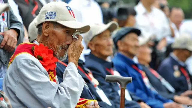 一名老兵在雲南松山中國遠征軍雕塑群落成儀式現場擦眼淚（中新社圖片3/9/2013）