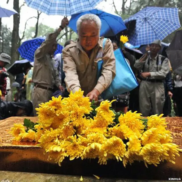 雲南昆明抗日戰爭勝利紀念儀式上一名老人獻花（新華社圖片3/9/2013）